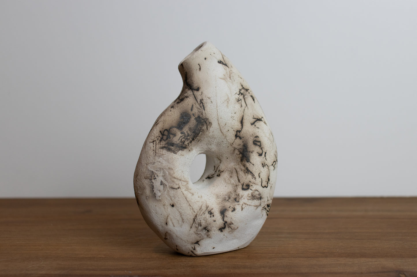 black & white loop raku vase 01 - harlow