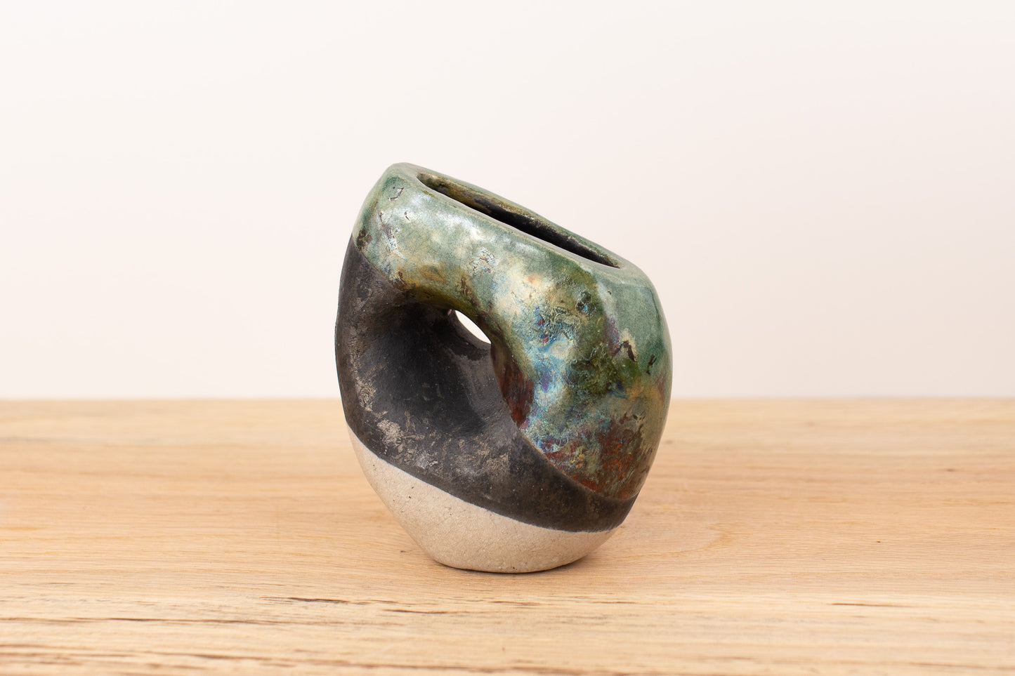 undercurrent loop vase 02 | raku vase
