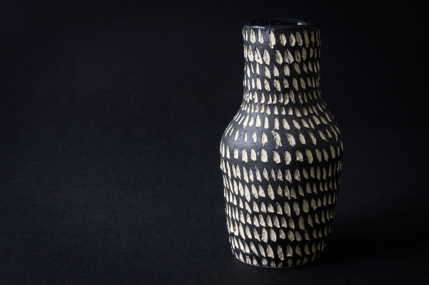 minimalist carved vase - matte black