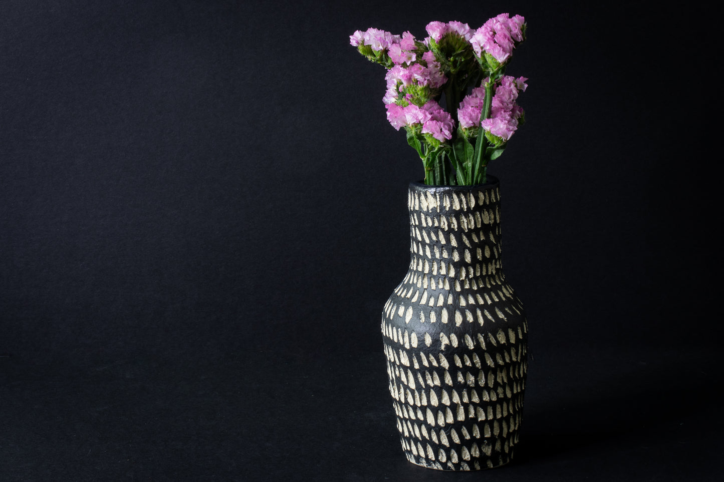 minimalist carved vase - matte black